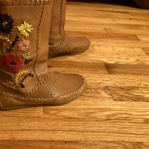 Gianni Bini leather embroidered boots. Size 8